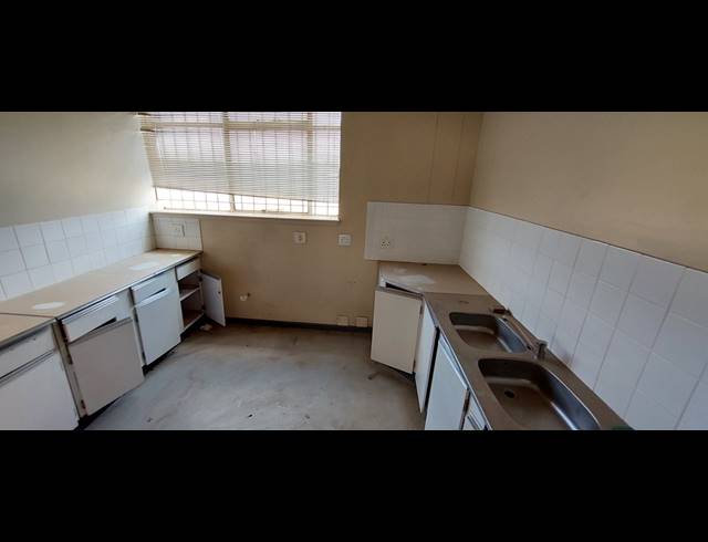 1,000M² WAREHOUSE FOR SALE IN CLAYVILLE
